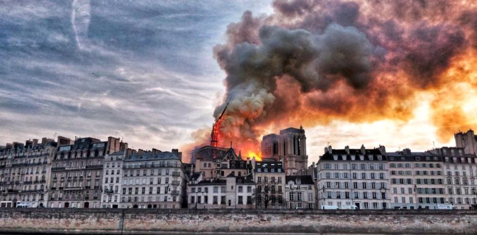 巴黎圣母院着火